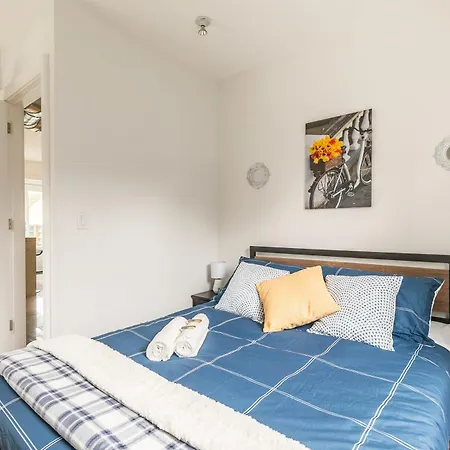 Modern 2 Bedroom Condo - Heart Of Leslieville Toronto Exterior photo