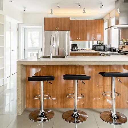 Modern 2 Bedroom Condo - Heart Of Leslieville Toronto Exterior photo