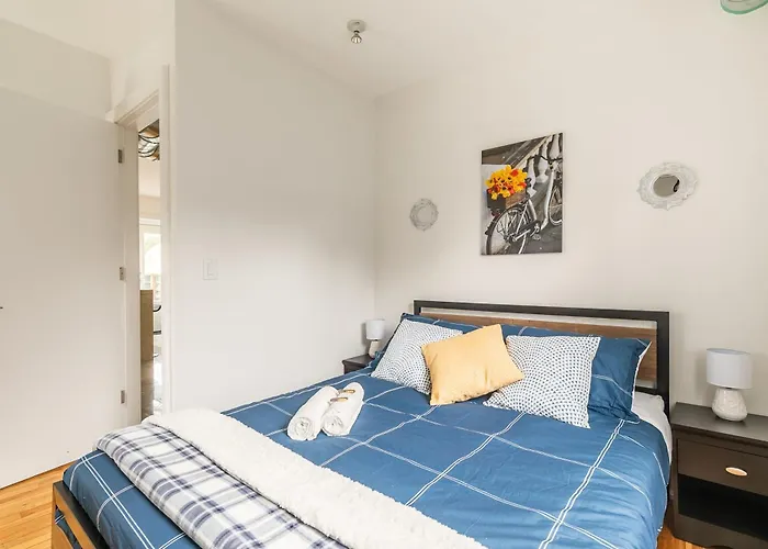 Modern 2 Bedroom Condo - Heart Of Leslieville